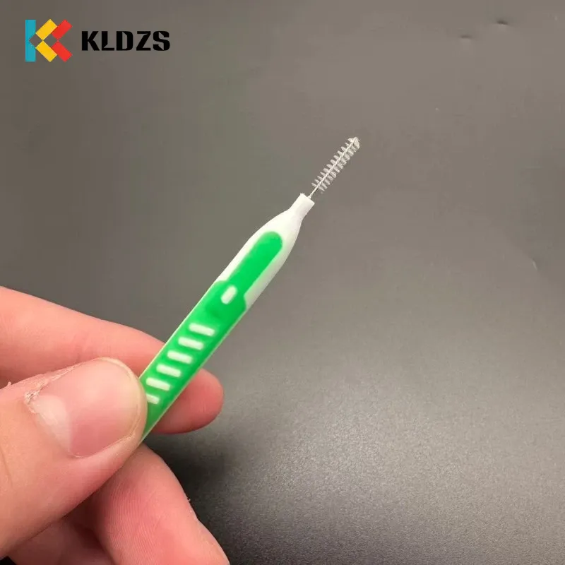 Szczoteczka międzyzębowa typu push-pull